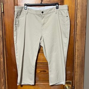 NWT Liz Claiborne Sara Crop Capri Size 20W Sand Color Stretchy